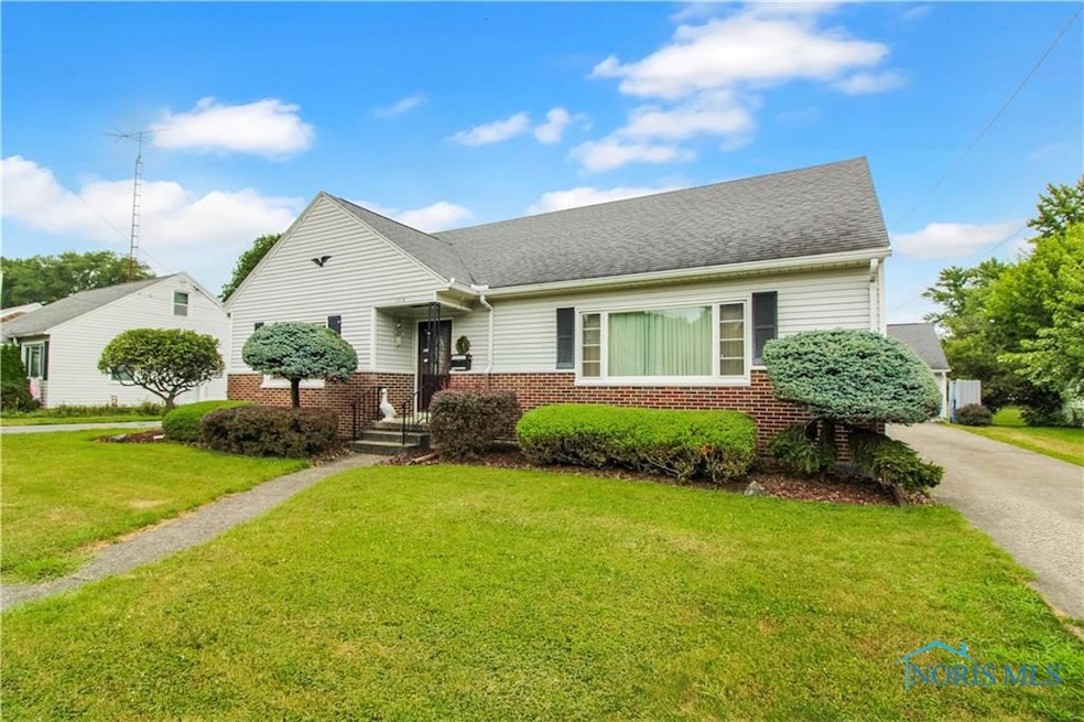 1013 Whittlesey St, Fremont, OH 43420 - photo 1