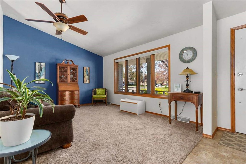 3404 N Suncrest Ln, Appleton, WI 54914 - photo 1