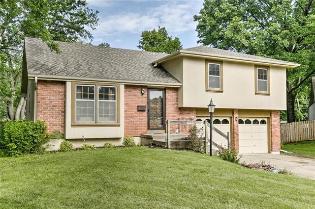 Welcome to 11712 W. 49th! Nice timeless brick, stu
