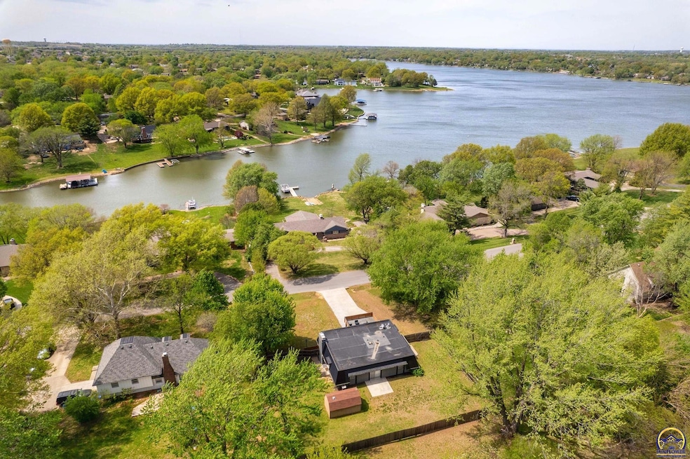 3910 SW Chelmsford Rd, Topeka, KS 66610 - photo 1