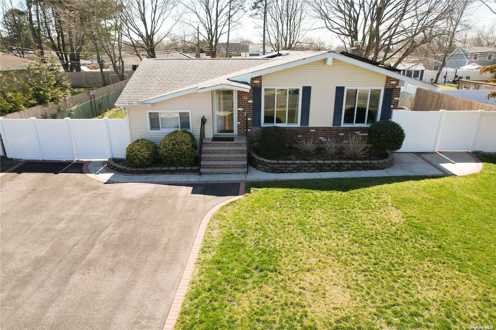 71 Hayrick Ln, ComMacK, NY 11725 - photo 1