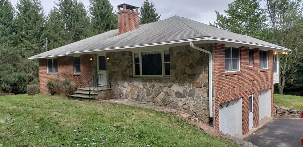 154 Rocky View Dr, Hawley, PA 18428 - photo 1