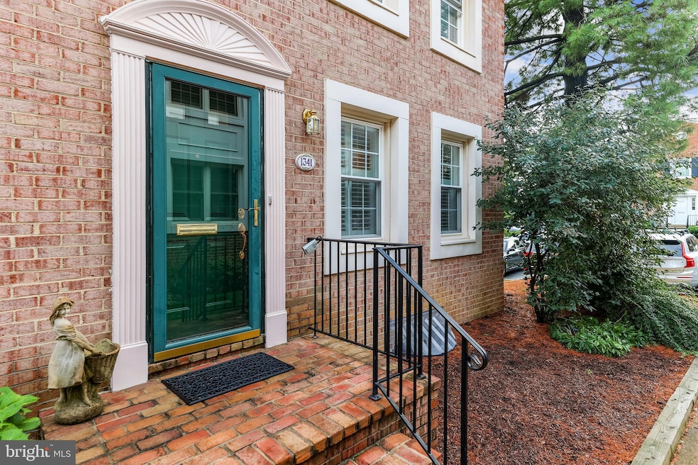 1341 Chetworth Ct, Alexandria, VA 22314 - photo 1