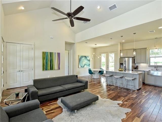 The fabulous open design allows for ease of entert