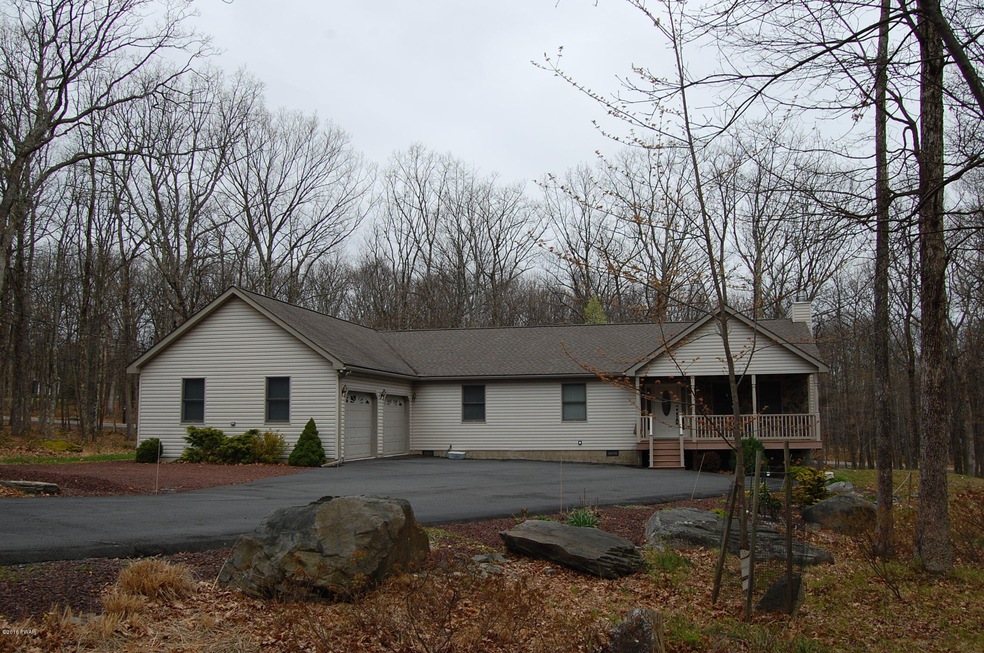 804 Wren Ct, Hawley, PA 18428 - photo 1