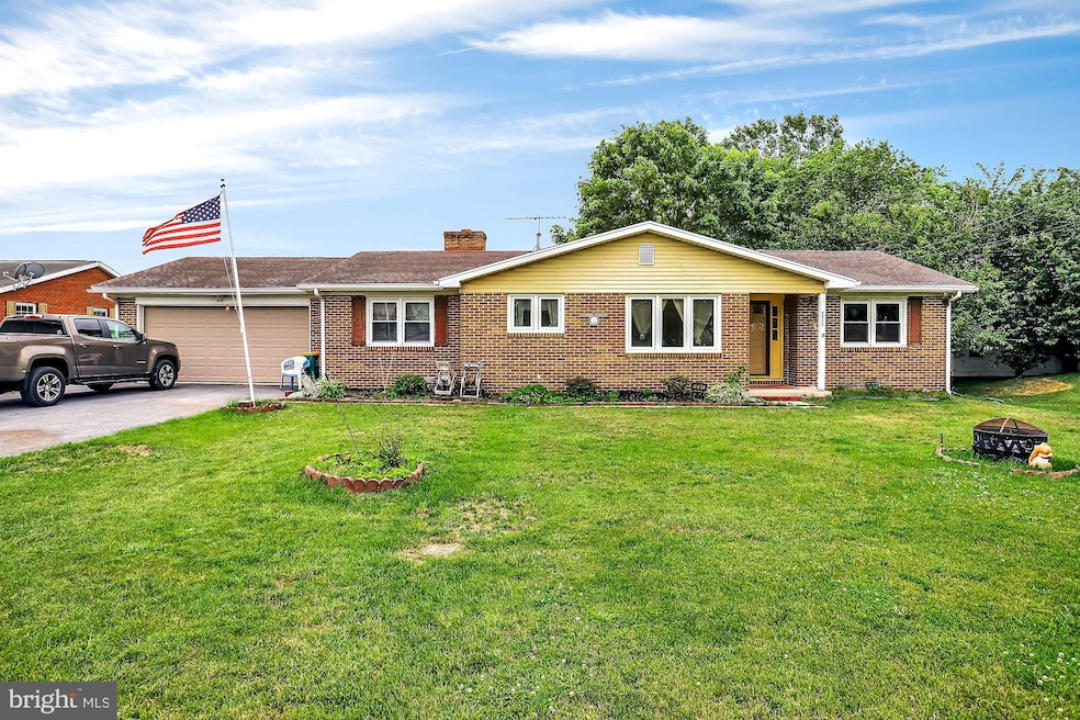 1591 Lee St, Chambersburg, PA 17201 - photo 1