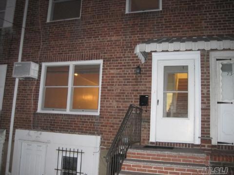 73-04 Utopia Pkwy, Flushing, NY 11366 - photo 1
