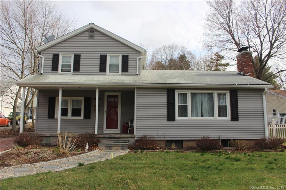 Charming colonial walking distance to bike path an