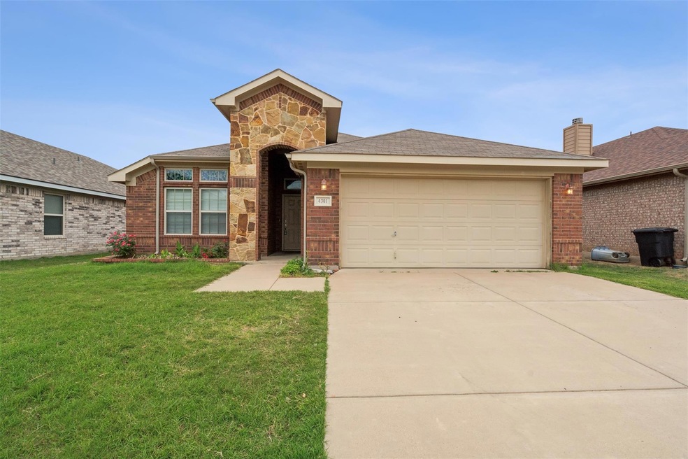 4301 Sapphire Ln, Granbury, TX 76049 - photo 1
