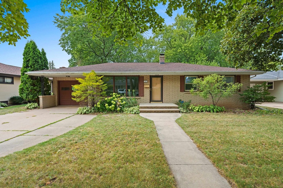 1419 N Douglas St, Appleton, WI 54914 - photo 1