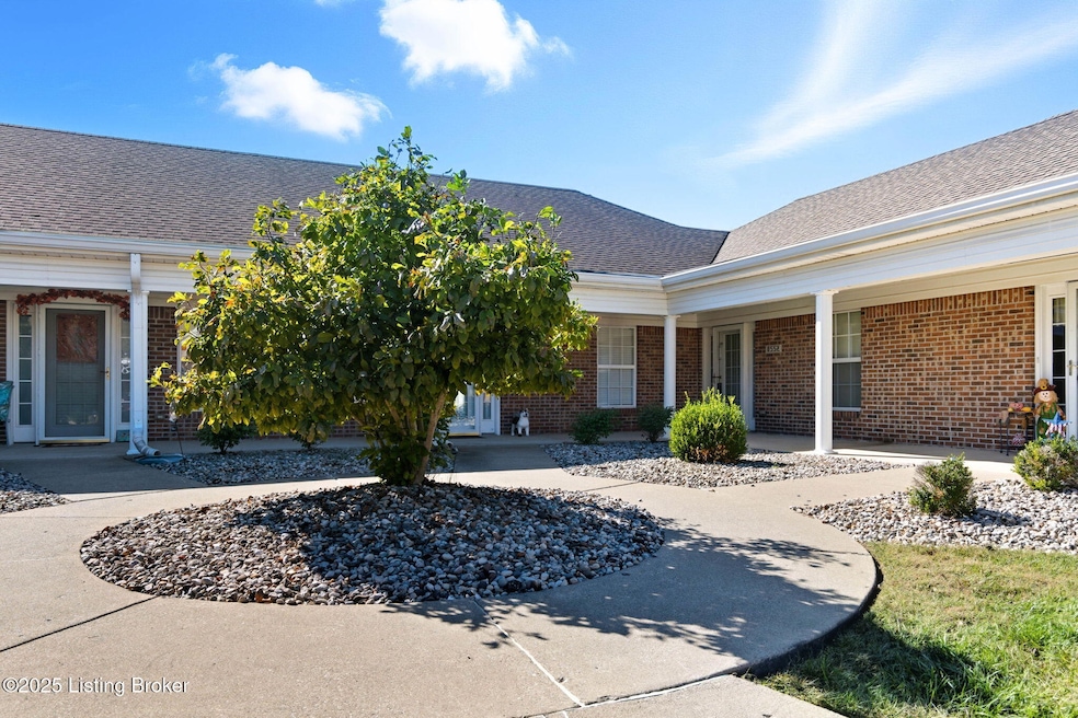 8552 Applegate Village Dr unit 8552, Louisville, KY 40219 - photo 1