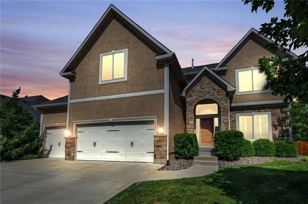 1206 Hampton Dr, Raymore, MO 64083 - photo 1