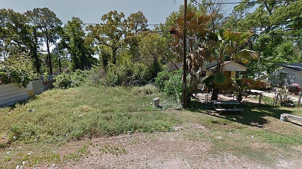 6914 Weyburn St, Houston, TX 77028 - photo 1
