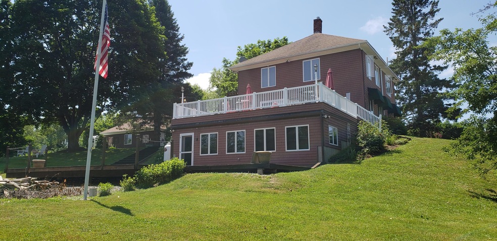 Primary phot0- to house-deck-in-law