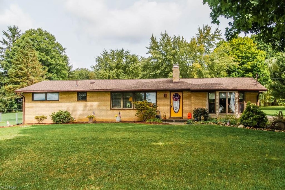 Beautifully maintained 2 bedroom, 1.5 bath brick r