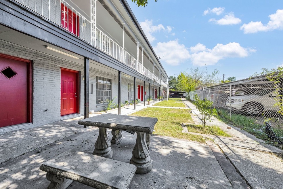 3040 Golfcrest Blvd unit 9, Houston, TX 77087 - photo 1