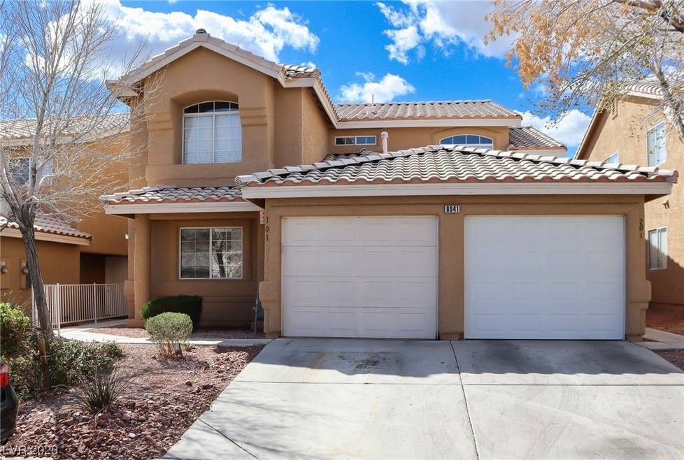 Single story condo, with attached garage!!