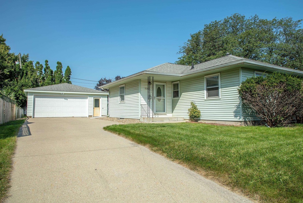 1260 Sheldon St, Waterloo, IA 50701 - photo 1