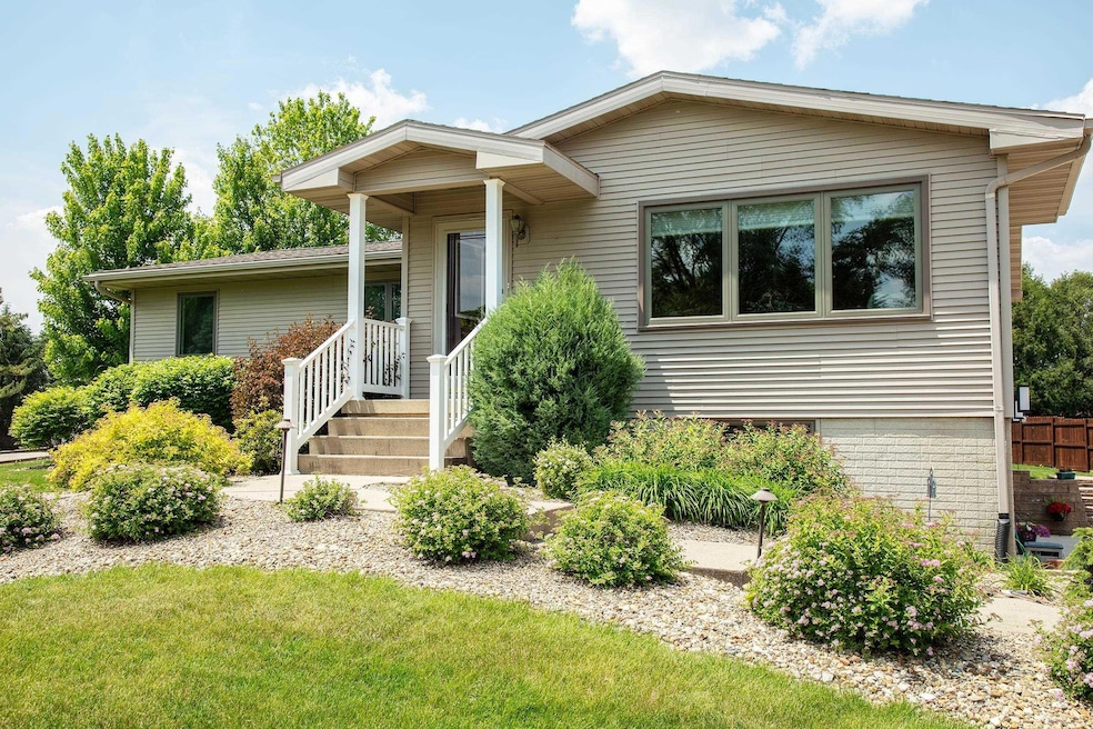 205 Island View Dr, Waverly, IA 50677 - photo 1