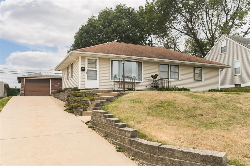 2230 Chandler St SW, Cedar Rapids, IA 52404 - photo 1