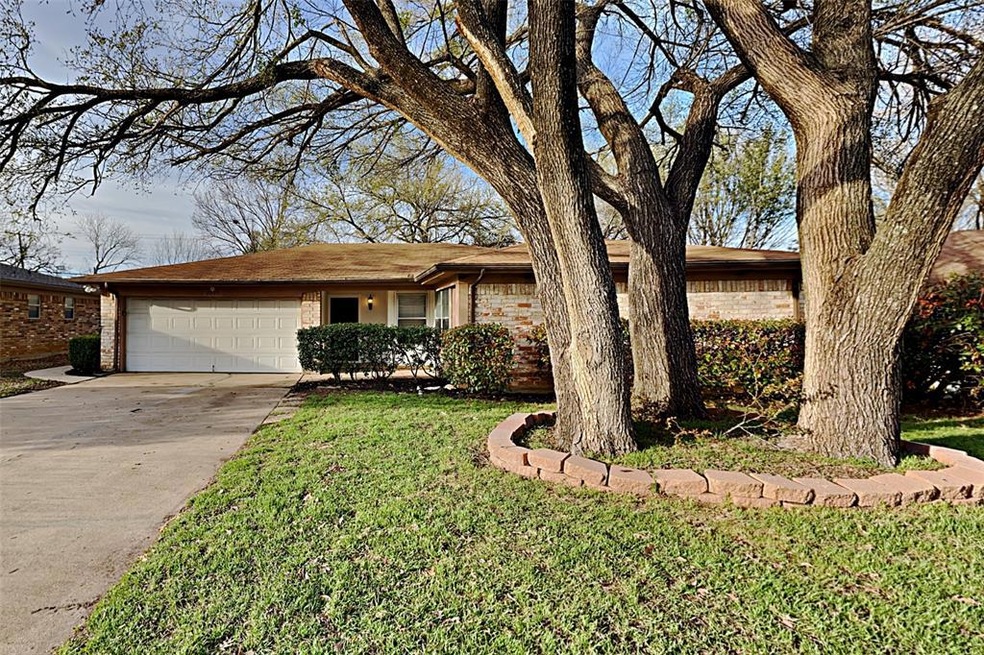 2005 Schumac Ln, Bedford, TX 76022 - photo 1