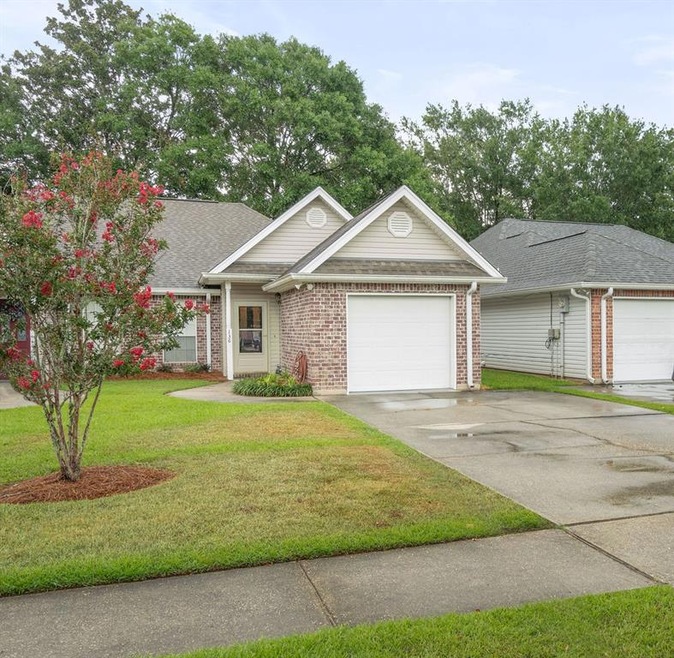 Townhome conveniently located in Mandeville close