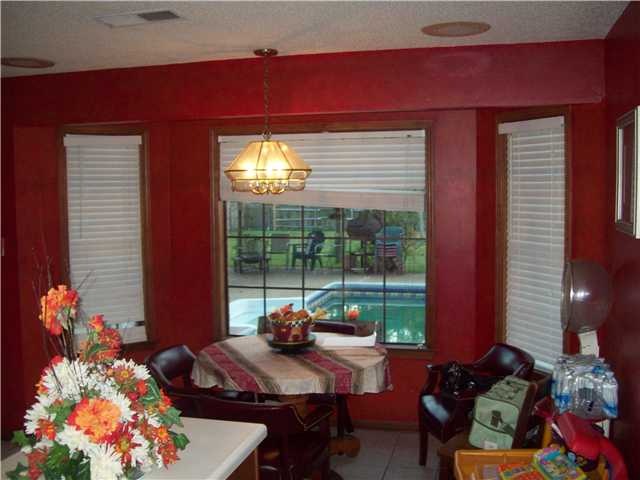 Nice eat-in kitchen with island, bay window dining
