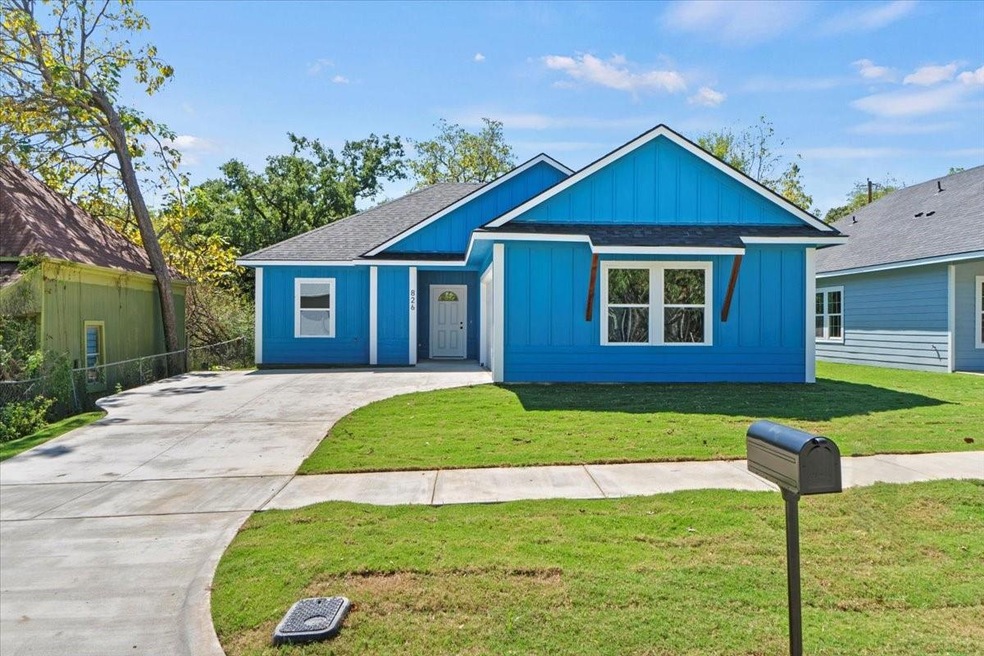 826 W Coffin St, Denison, TX 75020 - photo 1