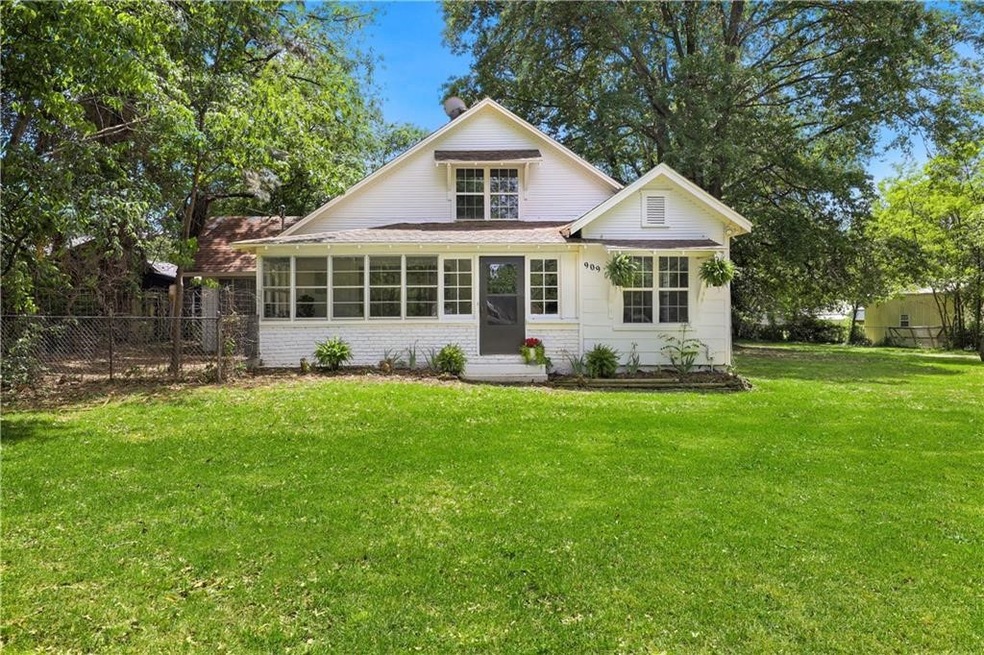 909 NW 9th St, Bentonville, AR 72712 - photo 1