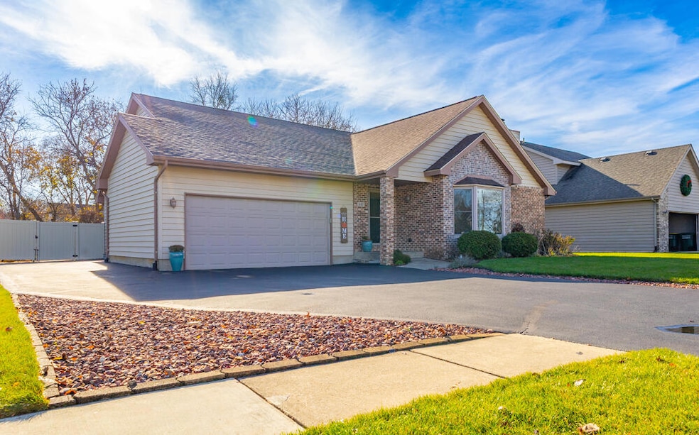 257 Pineview Ln, Valparaiso, IN 46383 - photo 1