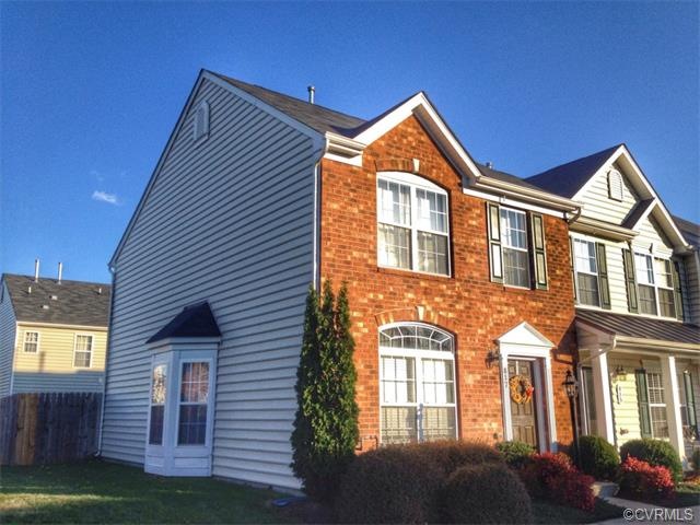 Highly desired end unit w/bay window and beautiful