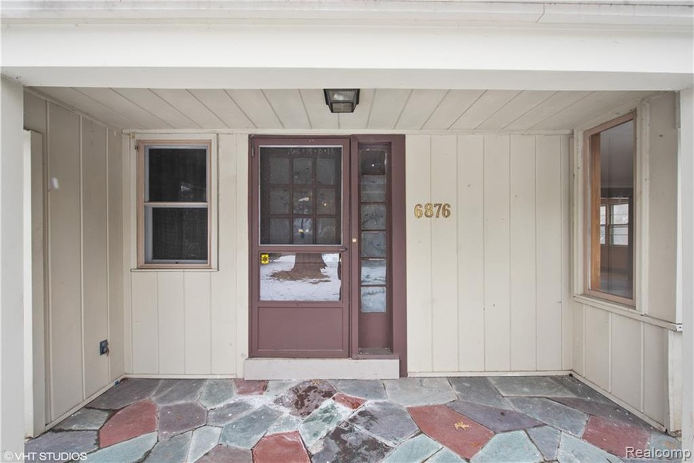 6876 Meadowlake Rd, Bloomfield Hills, MI 48301 - photo 1