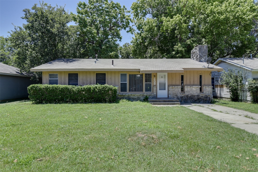 607 N Wood St, Cleburne, TX 76033 - photo 1