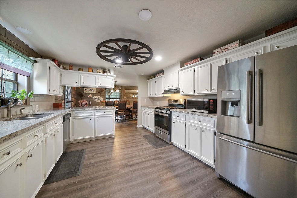 12049 Clark Ln, Conroe, TX 77385 - photo 1