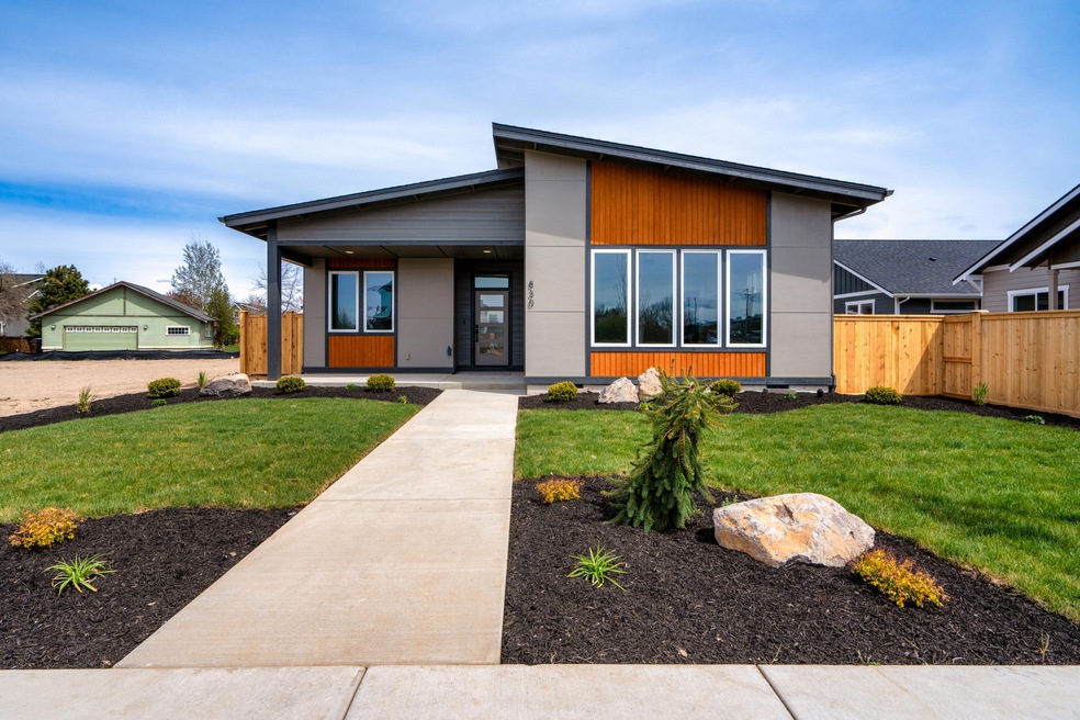 830 NW 18th Ct, Redmond, OR 97756 - photo 1