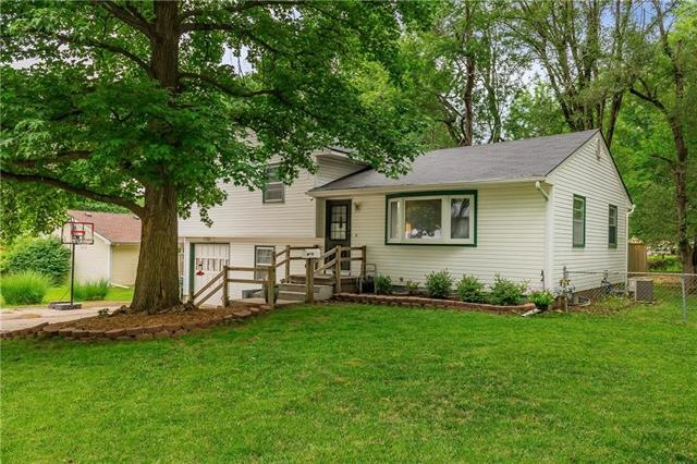 6828 Switzer Ln, Shawnee, KS 66203 - photo 1