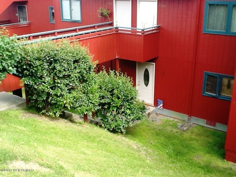 7762 Boundary - Private entrance