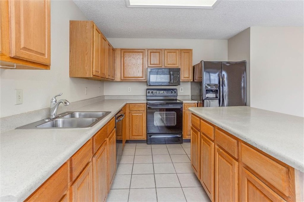 10119 Brushfield Ln, Fishers, IN 46037 - photo 1