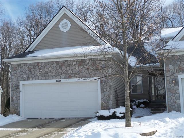 End unit in Auburn Grove Condos