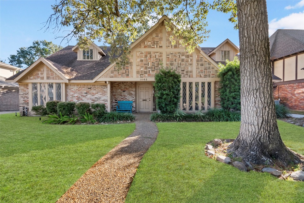1063 Richelieu Ln, Houston, TX 77018 - photo 1