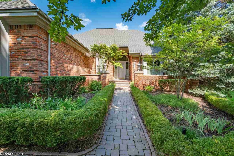 2711 Ridgewood Ct, Bloomfield Hills, MI 48302 - photo 1