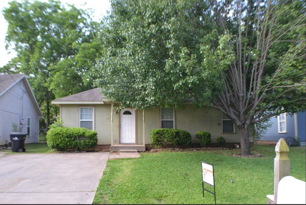 1014 W Baker St, Denison, TX 75020 - photo 1