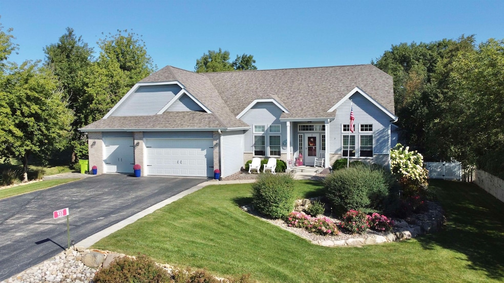 933 E Meadow Cir, Edgerton, WI 53534 - photo 1
