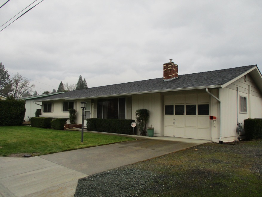 935 SW Spruce St, Grants Pass, OR 97526 - photo 1