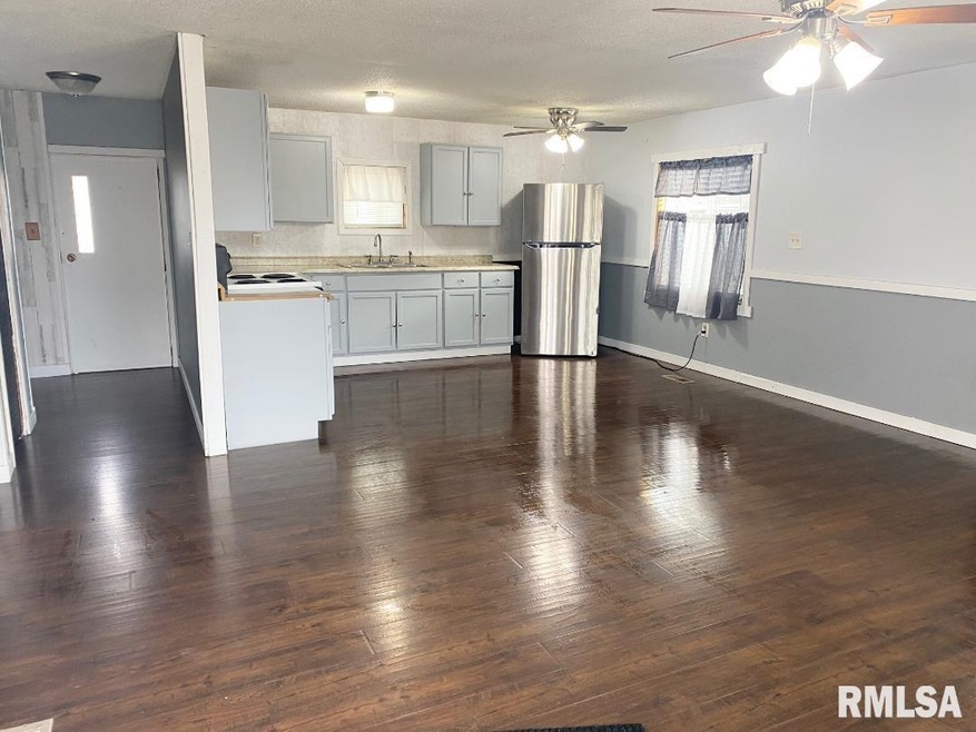 230 N Marnico Ln, Jacksonville, IL 62650 - photo 1