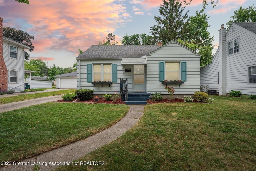 553 N Dexter Dr, Lansing, MI 48910 - photo 1