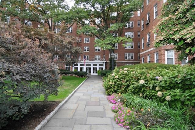 949 Palmer Rd unit 1L, Bronxville, NY 10708 - photo 1