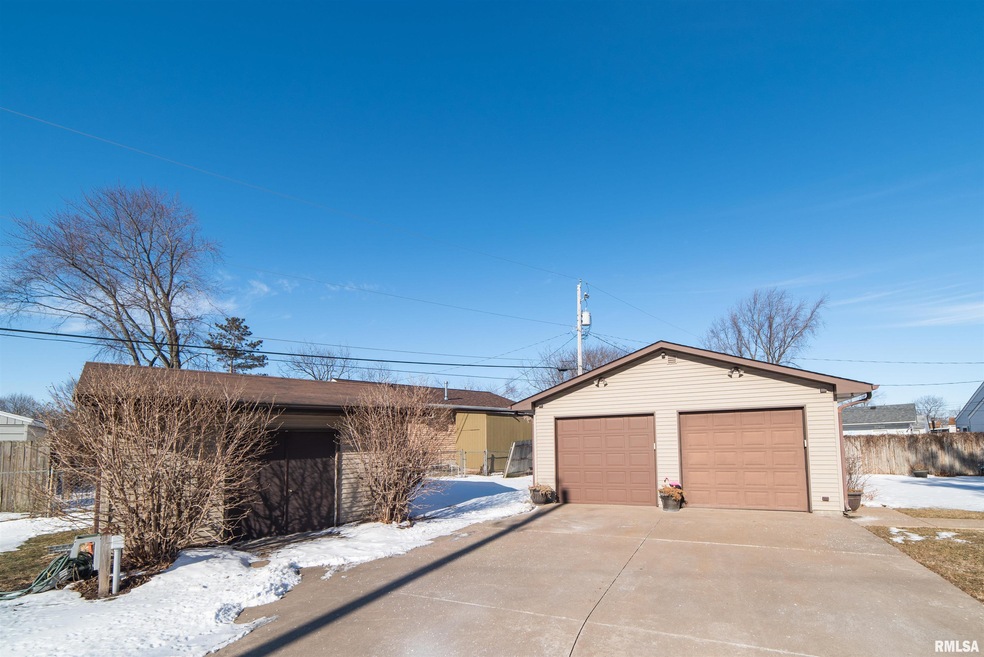 7202 Kelling St, Davenport, IA 52806 - photo 1