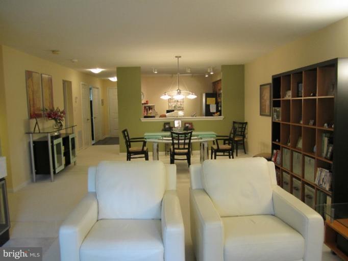 10819 Luxberry Dr, Rockville, MD 20852 - photo 1