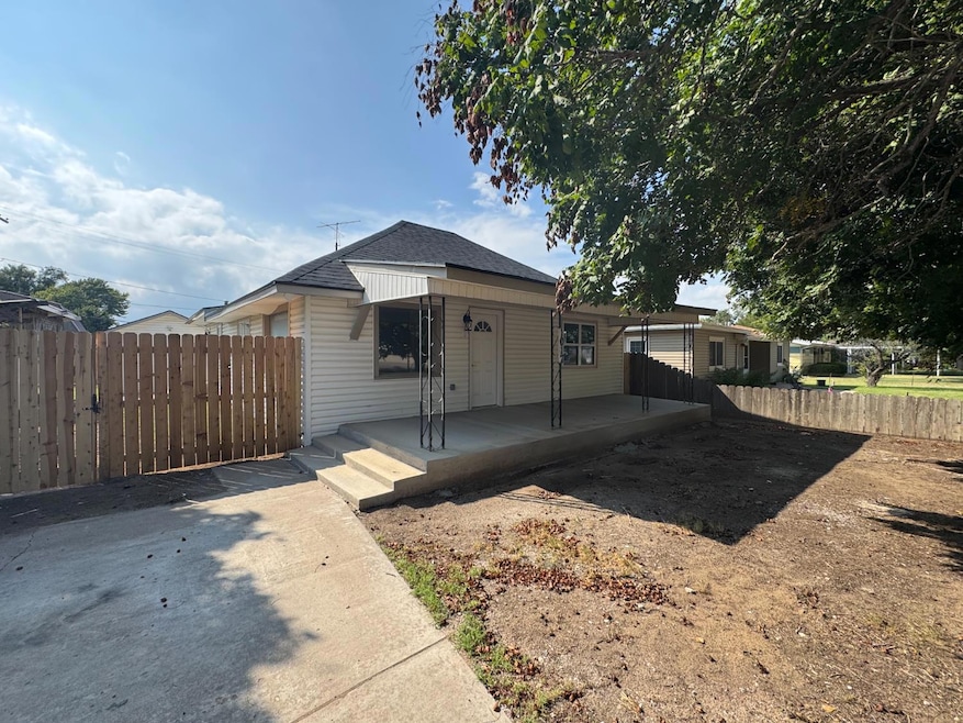 1017 S Washington St, Hugoton, KS 67951 - photo 1